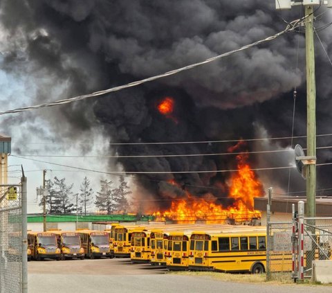 Kebakaran hutan yang melanda kawasan Cariboo, British Columbia, terus meluas dan kini merembet mendekati depo bus. Foto: Spencer Stratton Photography / Handout via REUTERS<br>