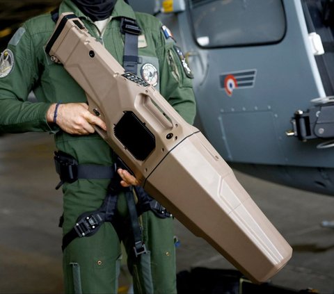 Prajurit Angkatan Udara Prancis memperlihatkan senjata anti-drone terbaru mereka dalam sebuah acara rilis operasi pemantauan drone di bandara militer Villacoublay, dekat Paris. Foto: REUTERS / Sarah Meyssonnier