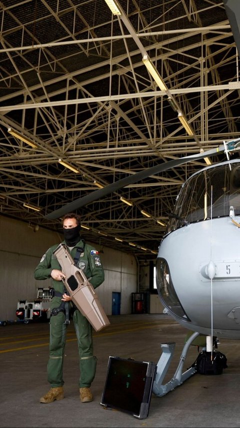 Senjata anti-drone yang diperkenalkan ini menggunakan teknologi laser yang canggih dan memiliki dimensi yang cukup besar untuk digenggam oleh manusia. Foto: REUTERS / Sarah Meyssonnier