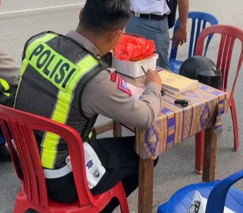 Polisi Ini Dapati Pemotor Pelajar Tak Pakai Helm, Aksinya Beri Sanksi Curi Perhatian