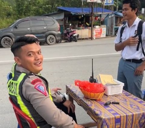 Polisi Ini Dapati Pemotor Pelajar Tak Pakai Helm, Aksinya Beri Sanksi Curi Perhatian