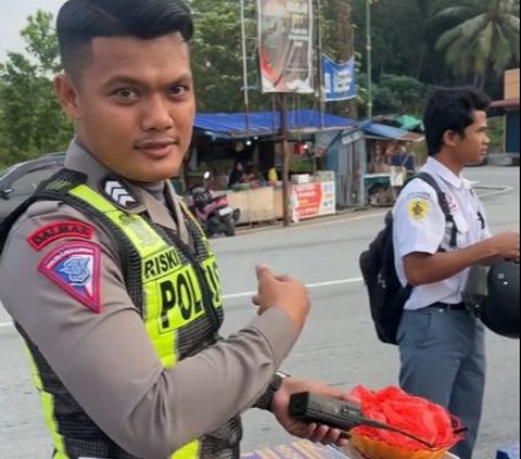 Polisi Ini Dapati Pemotor Pelajar Tak Pakai Helm, Aksinya Beri Sanksi Curi Perhatian