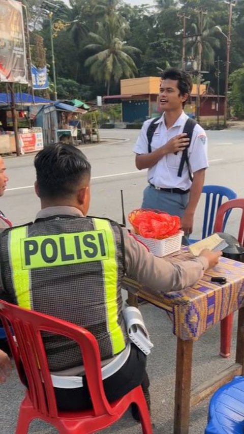 <b>Polisi Ini Dapati Pemotor Pelajar Tak Pakai Helm, Aksinya Beri Sanksi Ini Curi Perhatian</b>