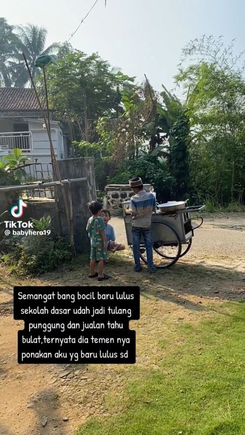 Hanya Dapat Rp20 Ribu Sehari, Bocah Baru Lulus SD Jualan Tahu Bulat Keliling Ini Banjir Simpati