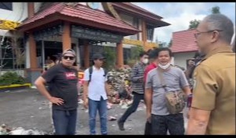 Aksi warga Kabupaten Sintang ini rupanya buntut dari kegeraman mereka atas pemerintah daerah terkait sampah. <br>