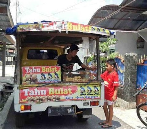 A Bit Different! The Moment a Round Tofu Seller Serves Customers While 'Racing' on the Highway, Netizens: The Real Drive-Thru