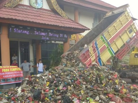 Residents Send 4 Garbage Trucks to the Office of the Regent and the Sintang Regional House of Representatives, Here’s Why