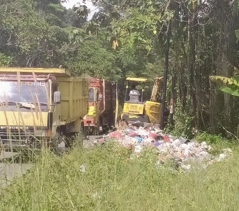 Residents Send 4 Garbage Trucks to the Office of the Regent and the Sintang Regional House of Representatives, Here’s Why