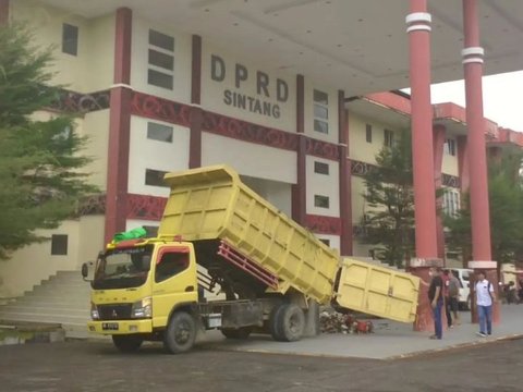 Residents Send 4 Garbage Trucks to the Office of the Regent and the Sintang Regional House of Representatives, Here’s Why