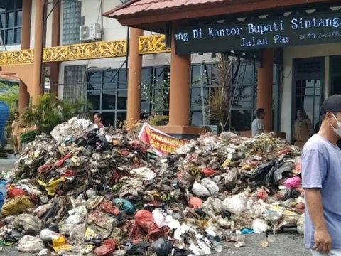 Residents Send 4 Garbage Trucks to the Office of the Regent and the Sintang Regional House of Representatives, Here’s Why