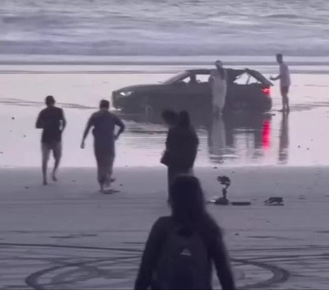 Prewedding di Pantai Menggunakan Mobil Mewah, Akhirnya Tertahan di Pasir.