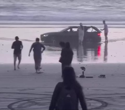 Prewedding di Pantai Menggunakan Mobil Mewah, Akhirnya Tertahan di Pasir.