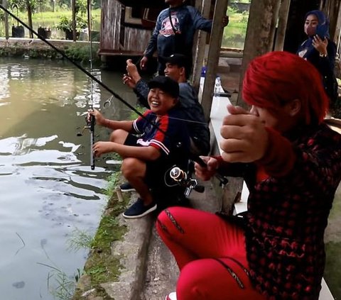 Komedian Adul Si Jago Mancing, Saat Tanding dengan Pesulap Merah Malah Kalah 'Tadi Saya Ngomong sama Ikannya'