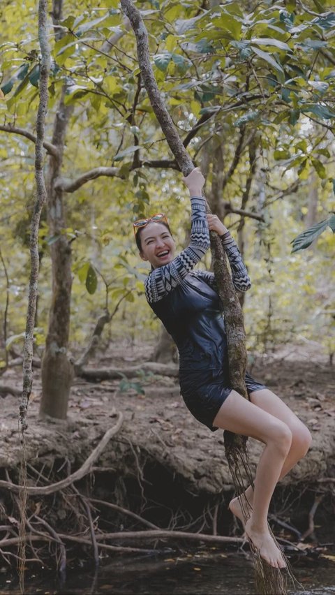 Potret Raline Shah 'Reset' Tubuh & Pikiran di Dalam Hutan, Pesonanya Nyegerin