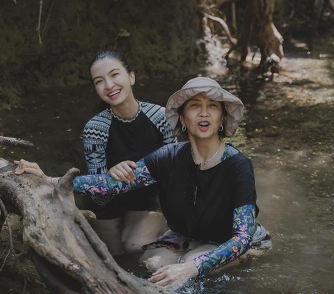 Potret Raline Shah 'Reset' Tubuh & Pikiran di Dalam Hutan, Pesonanya Nyegerin