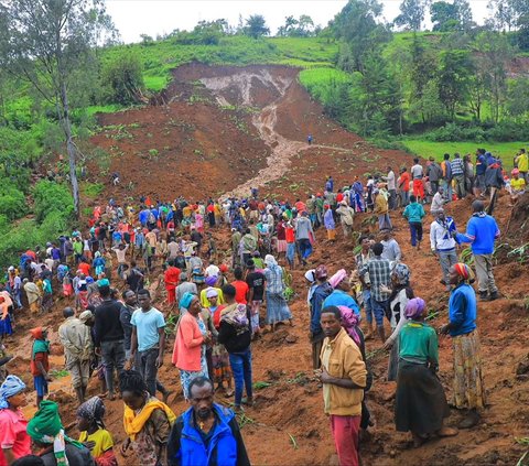 Foto yang dirilis Departemen Komunikasi Pemerintah Zona Gofa, pada 22 Juli 2024, memperlihatkan warga berkumpul di lokasi tanah longsor yang menerjang Distrik Geze-Gofa, Ethiopia. Tanah longsor yang dipicu oleh hujan lebat di daerah terpencil di Ethiopia telah menewaskan sedikitnya 229 orang. Gofa Zone Government Communication Affairs Department/ESN/AFP