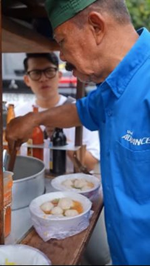 Reaksi Tukang Bakso Dagangannya Mendadak Diborong Pria Tak Dikenal, Sampai Ngaku Merinding<br>