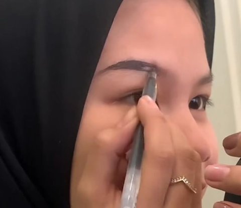 God-Level Eyebrow Skills Using a Pen, The Result is Very Neat