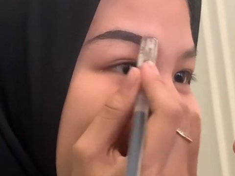 God-Level Eyebrow Skills Using a Pen, The Result is Very Neat