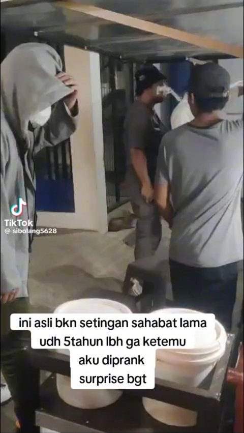 Pria Ini Sengaja ke Pelabuhan Ratu untuk Bertemu Sahabat Lamanya, Aksinya Viral Bikin Haru