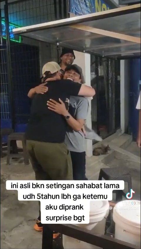 Keduanya pun langsung berpelukan karena hampir 7 tahun lebih tak bertemu.