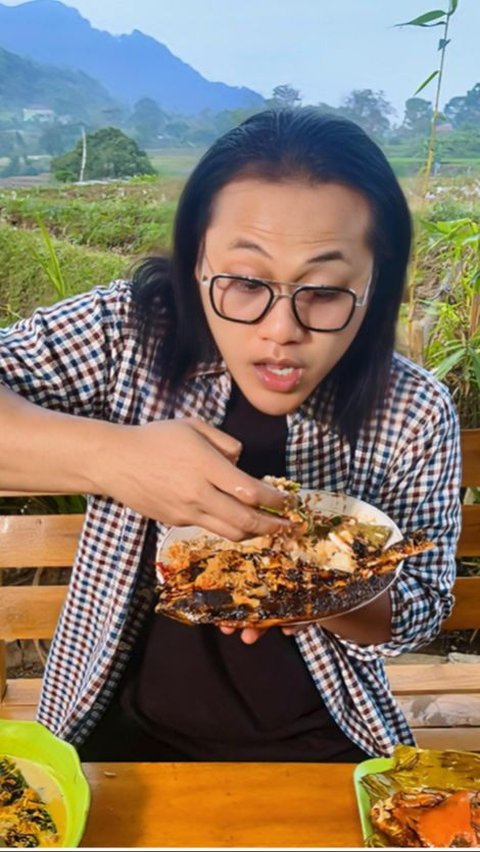 Lucu! Food Vlogger asal Lamongan Ini Tak Pernah Bilang Enak