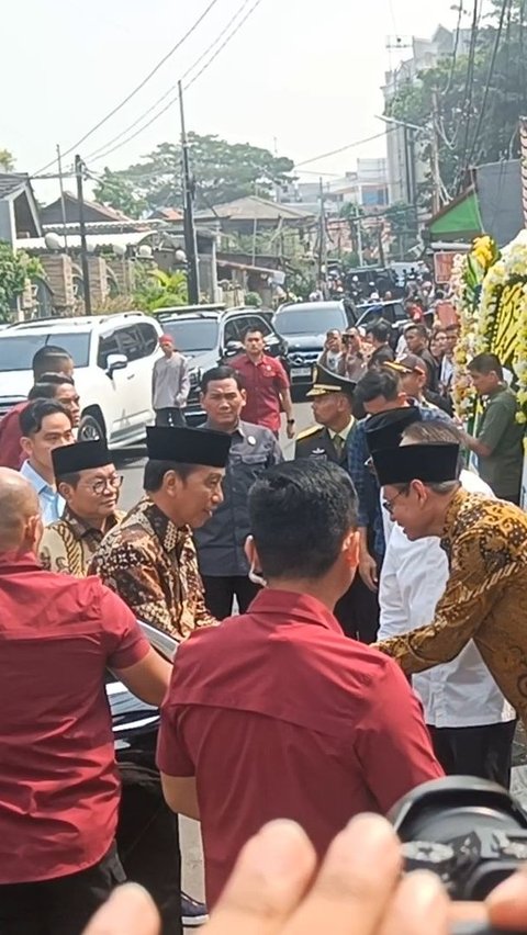 Jokowi Bareng Gibran Melayat ke Rumah Hamzah Haz, Langsung Beri Penghormatan Terakhir dan Doa