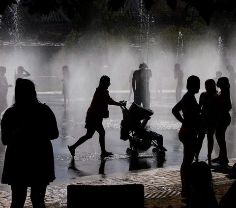 FOTO: Terpanggang Gelombang Panas, Warga Spanyol Ramai-Ramai Mandi di Air Mancur Taman Kota Madrid