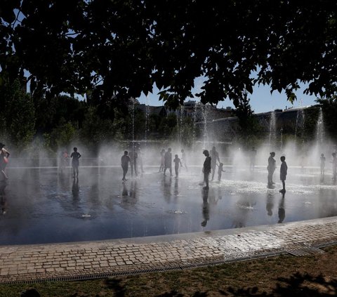 FOTO: Terpanggang Gelombang Panas, Warga Spanyol Ramai-Ramai Mandi di Air Mancur Taman Kota Madrid