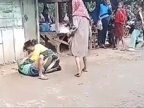 Viral: 2 Grandmothers Involved in a Love Triangle Leading to a Fight in the Middle of the Market, Pulling Each Other's Hair and Falling Over