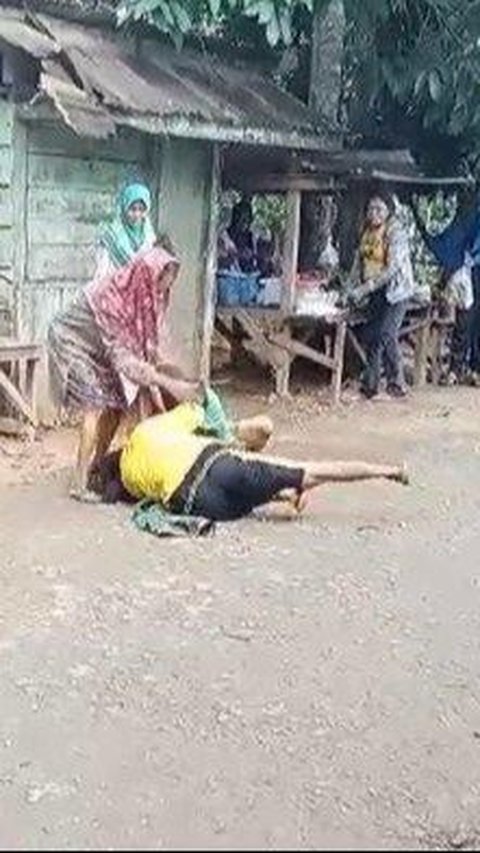 Viral: 2 Grandmothers Involved in a Love Triangle Leading to a Fight in the Middle of the Market, Pulling Each Other's Hair and Falling Over