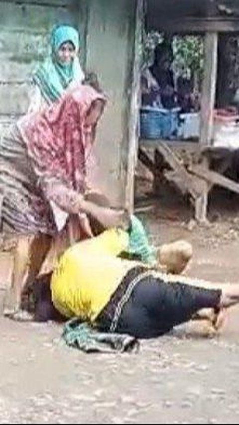 Viral: 2 Grandmothers Involved in a Love Triangle Leading to a Fight in the Middle of the Market, Pulling Each Other's Hair and Falling Over