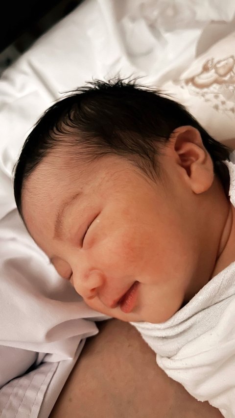 Cute! Joshua Suherman & Clairine Clay Bagikan Foto-foto Terbaru Baby Elio, Ada Foto saat Tidur Sembari Tersenyum