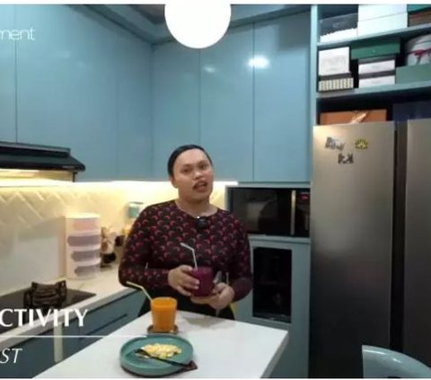 Portrait of Wanda Hara's Stylish Fashion Kitchen that is Currently Highlighted, Small with a Minimalist Vibe