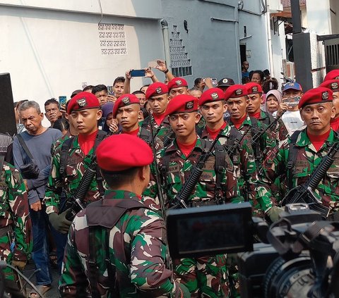 Barisan TNI-Polri Lepas Kepergian Jenazah Hamzah Haz Diberangkatkan ke Pemakaman di Bogor