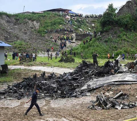 Pesawat penumpang regional milik Saurya Airlines jatuh dan terbakar saat lepas landas dari sebuah bandara di Kathmandu, Nepal, pada Rabu (24/7/2024). Insiden maut ini menewaskan 18 penumpang dan awak pesawat Saurya Airlines. Satu-satunya orang yang berhasil diselamatkan adalah sang pilot. Foto: Prakash Mathema/AFP