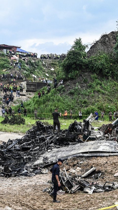 Di lokasi kejadian, pesawat Saurya Airlines tampak hancur lebur. Puing-puingnya yang hangus tampak berceceran tak jauh dari lokasi lepas landas. Foto: Prakash Mathema/AFP