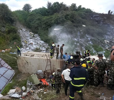 FOTO: Begini Kondisi Pesawat Saurya Airlines yang Jatuh dan Terbakar di Nepal, Tewaskan 18 Penumpang