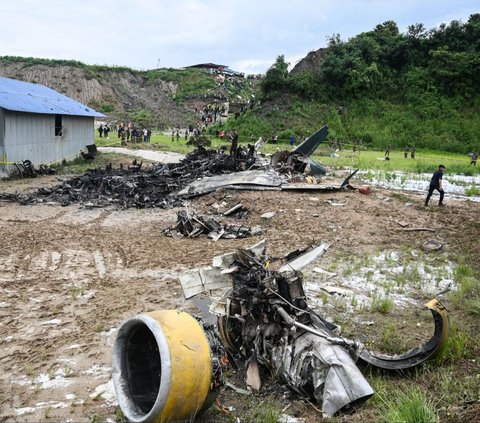 FOTO: Begini Kondisi Pesawat Saurya Airlines yang Jatuh dan Terbakar di Nepal, Tewaskan 18 Penumpang