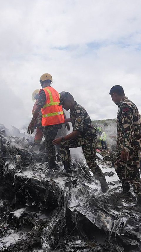 FOTO: Begini Kondisi Pesawat Saurya Airlines yang Jatuh dan Terbakar di Nepal, Tewaskan 18 Penumpang