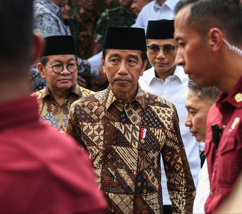 Presiden Joko Widodo (Jokowi) melayat ke rumah duka Wakil Presiden RI ke-9, Hamzah Haz, yang berlokasi di Jalan Tegalan, Palmeriam, Matraman, Jakarta, pada Rabu pagi. Foto: Liputan6.com / Angga Yuniar<br>