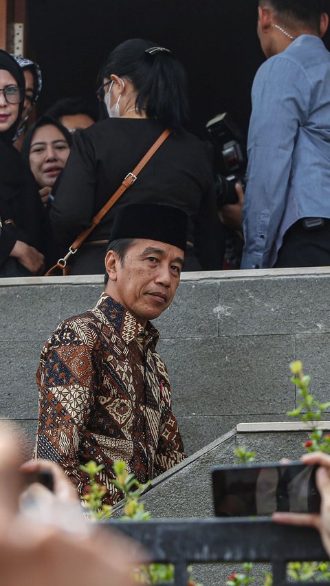 Presiden juga tampak mengenakan pakaian batik berwarna cokelat dan hitam, menunjukkan rasa hormat dan duka cita yang mendalam atas kepergian tokoh nasional tersebut. Foto: Liputan6.com / Angga Yuniar<br>