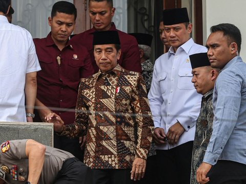 FOTO: Presiden Jokowi Melayat ke Rumah Duka Hamzah Haz, Gestur Tubuh Membungkuk Diperlihatkan Saat Tiba