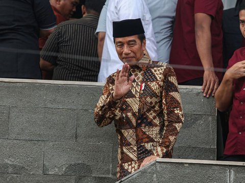 FOTO: Presiden Jokowi Melayat ke Rumah Duka Hamzah Haz, Gestur Tubuh Membungkuk Diperlihatkan Saat Tiba