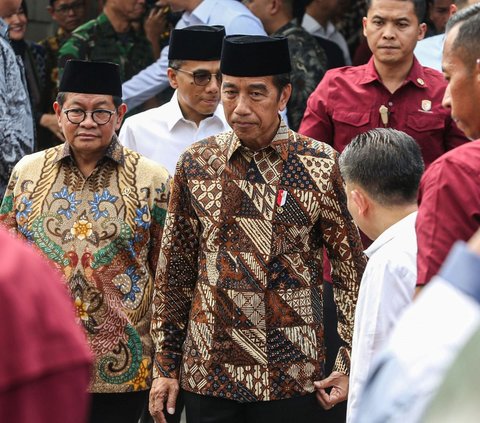 FOTO: Presiden Jokowi Melayat ke Rumah Duka Hamzah Haz, Gestur Tubuh Membungkuk Diperlihatkan Saat Tiba