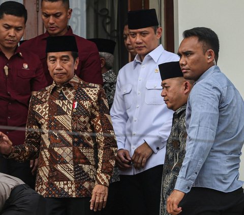 FOTO: Presiden Jokowi Melayat ke Rumah Duka Hamzah Haz, Gestur Tubuh Membungkuk Diperlihatkan Saat Tiba