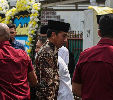 FOTO: Presiden Jokowi Melayat ke Rumah Duka Hamzah Haz, Gestur Tubuh Membungkuk Diperlihatkan Saat Tiba