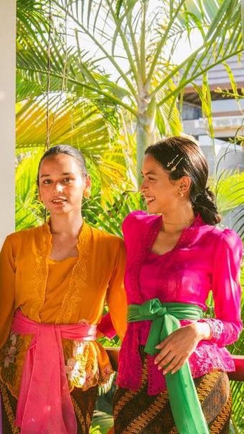 Maudy Ayunda begitu ceria dengan kebaya warna pink fanta.