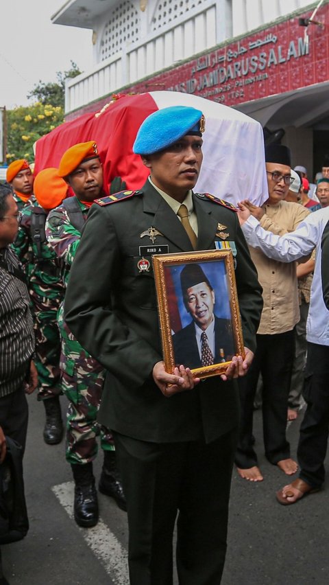 FOTO: Prajurit TNI Antar Jenazah Almarhum Wakil Presiden ke-9 Hamzah Haz ke Peristirahatan Terakhir di Bogor