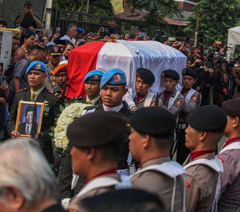 Prajurit Tentara Nasional Indonesia (TNI) dengan penuh khidmat mengusung peti jenazah almarhum Wakil Presiden ke-9 Republik Indonesia, Hamzah Haz, di Jalan Tegalan, Matraman, Jakarta, pada hari Rabu, 24 Juli 2024. Foto: Liputan6.com / Angga Yuniar<br>